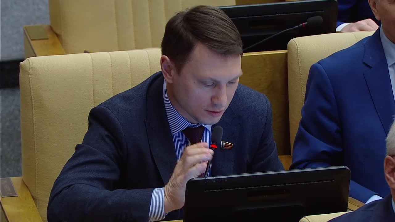 Поднял вопрос о рисках загрязнения и обмеления водоемов после вовлечения прилегающих к ним земель в хозяйственный оборот. Аналогичные риски обсуждались и на круглом столе фракции КПРФ, посвященном охране озера Байкал.