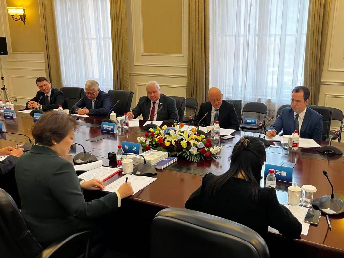 Завершающим мероприятием визита делегации Государственной Думы в Китай стала встреча с президентом Китайской академии международных проблем Чэнь Бо, в ходе которой обсудили вопросы ситуации на Ближнем Востоке, международной безопасности и перспективы разв
